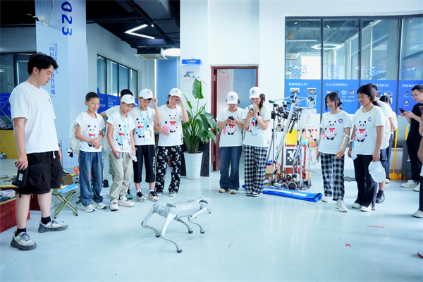 斯拉村青少年暑期夏令营期间,学生参观四川大学实验室,体验高科技设备的照片(1).jpg